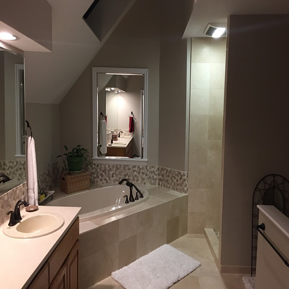 Sliced Tan & White Pebble Tile Bathroom Backsplash - Pebble Tile Shop